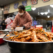 Kimchi sprzedawane na stoisku z jedzeniem w Jeonju New Joongang Market w Jeonju