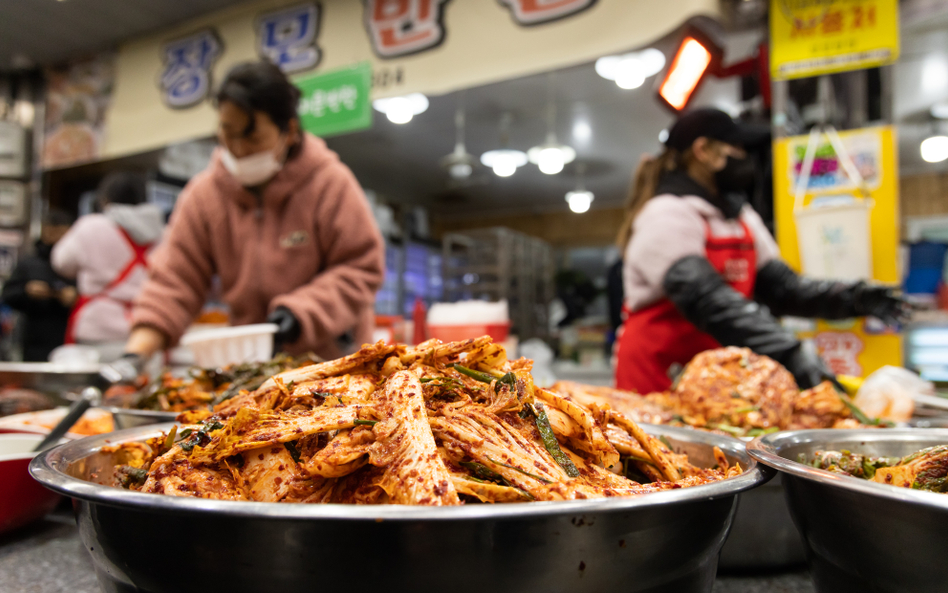 Kimchi sprzedawane na stoisku z jedzeniem w Jeonju New Joongang Market w Jeonju