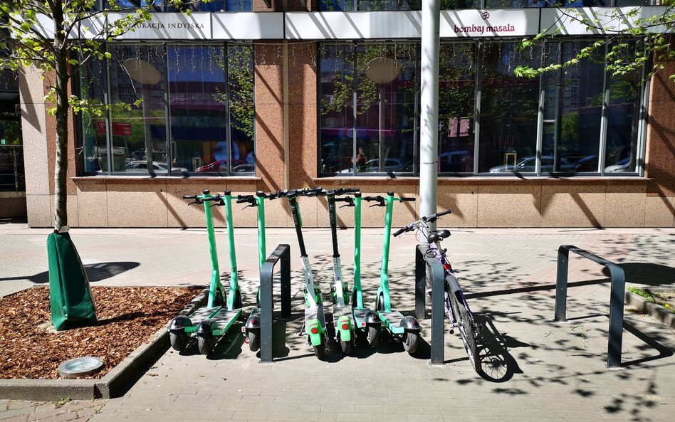 Władze warszawskich dzielnic wyraziły opinie na temat zaostrzenia przepisów dla użytkowników e-hulaj