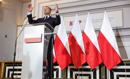Kandydat na prezydenta Karol Nawrocki podczas oświadczenia dla mediów w Warszawie