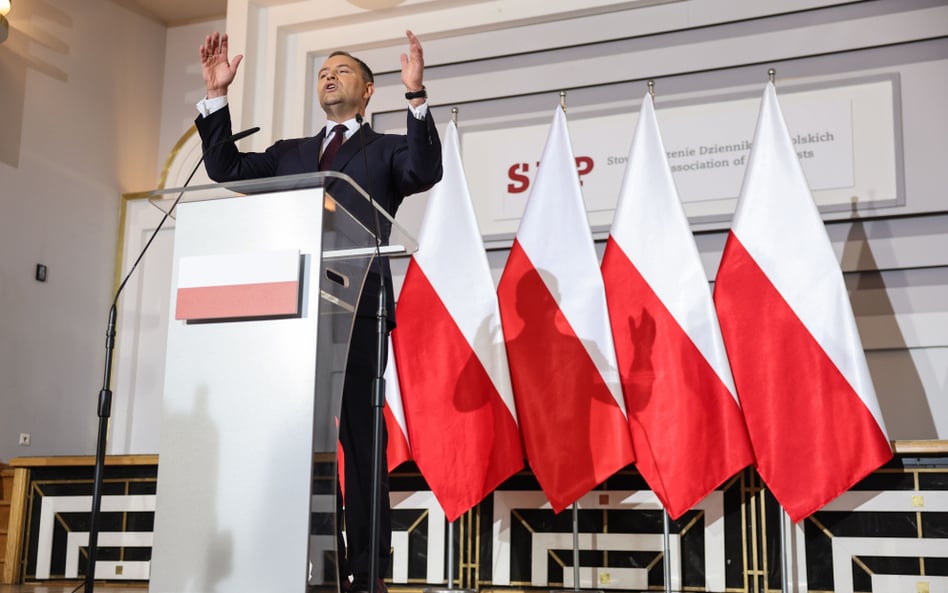 Kandydat na prezydenta Karol Nawrocki podczas oświadczenia dla mediów w Warszawie