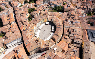 Widok z lotu ptaka na Piazza dell’Anfiteatro w Lukce