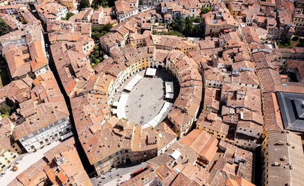 Widok z lotu ptaka na Piazza dell’Anfiteatro w Lukce