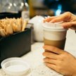 Kolejna znana sieć kawiarni wprowadza dostawy do klientów