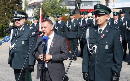 Szef Krajowej Administracji Skarbowej Marian Banaś (w środku) ze swoim zastępcą Piotrem Walczakiem (