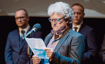 Reżyser „Śmierci Zygielbojma” Ryszard Brylski wygłasza oświadczenie podczas premiery 3 listopada w T