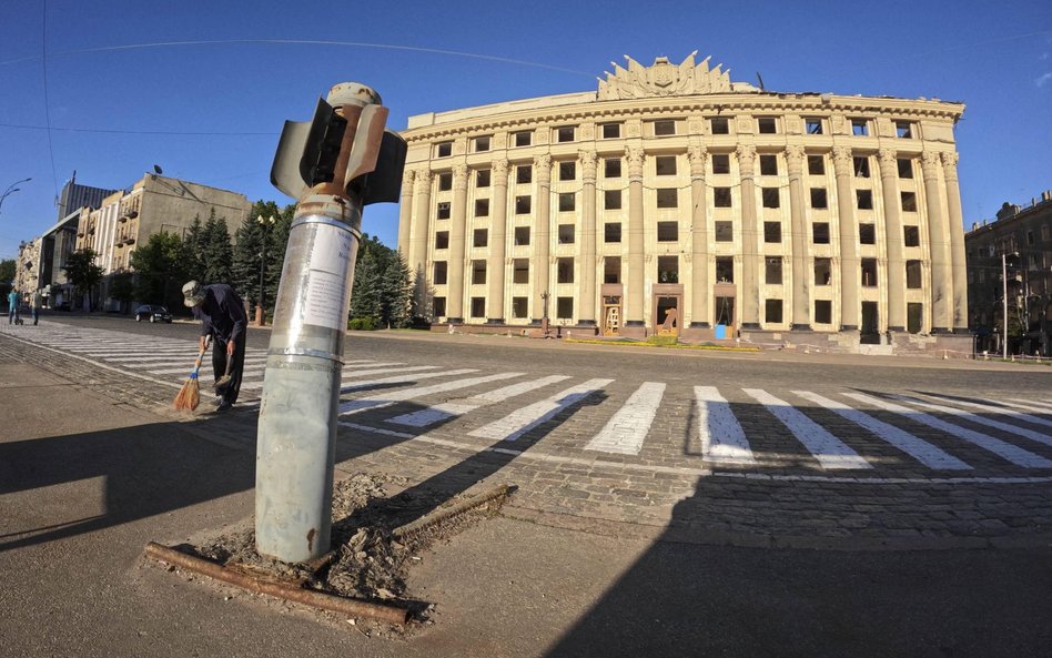 Rakieta Grad przed uszkodzonym ratuszem w centrum Charkowa