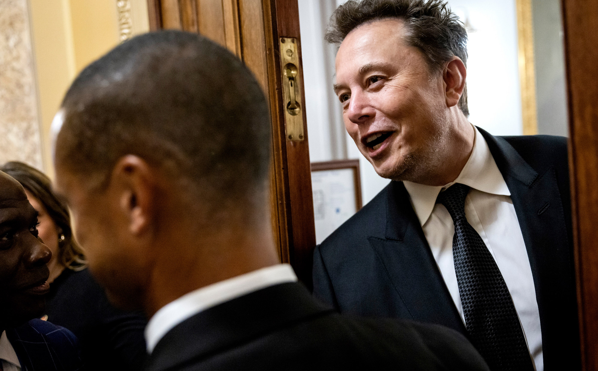 Tensions between billionaires: Elon Musk's company sues. It's about money