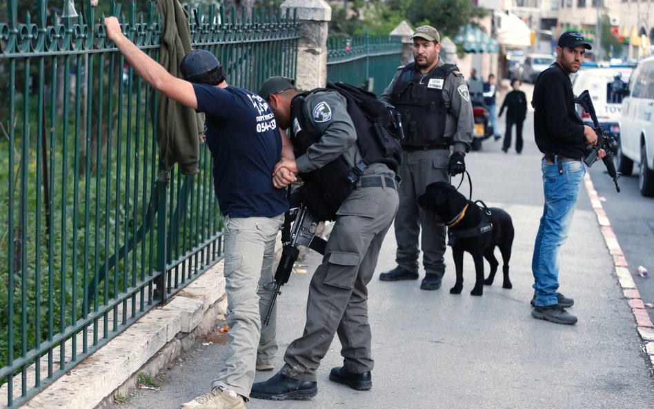 Izraelski patrol na jerozolimskim Starym Mieście po wtorkowej próbie ataku Palestynki z nożem na izr