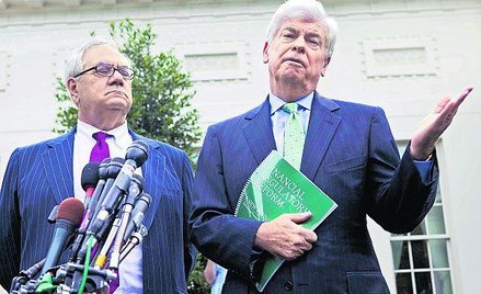Kongresmen Barney Frank (z lewej) oraz senator Christopher Dodd stoją za kompromisem w sprawie refor