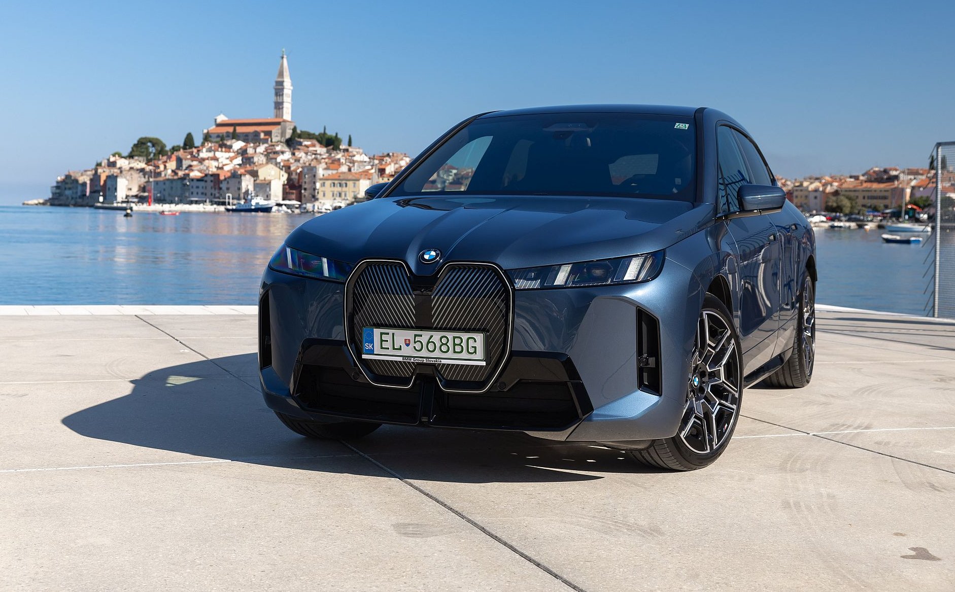 BMW iX: Kiedyś kontrowersyjny, dzisiaj powszechnie uznany