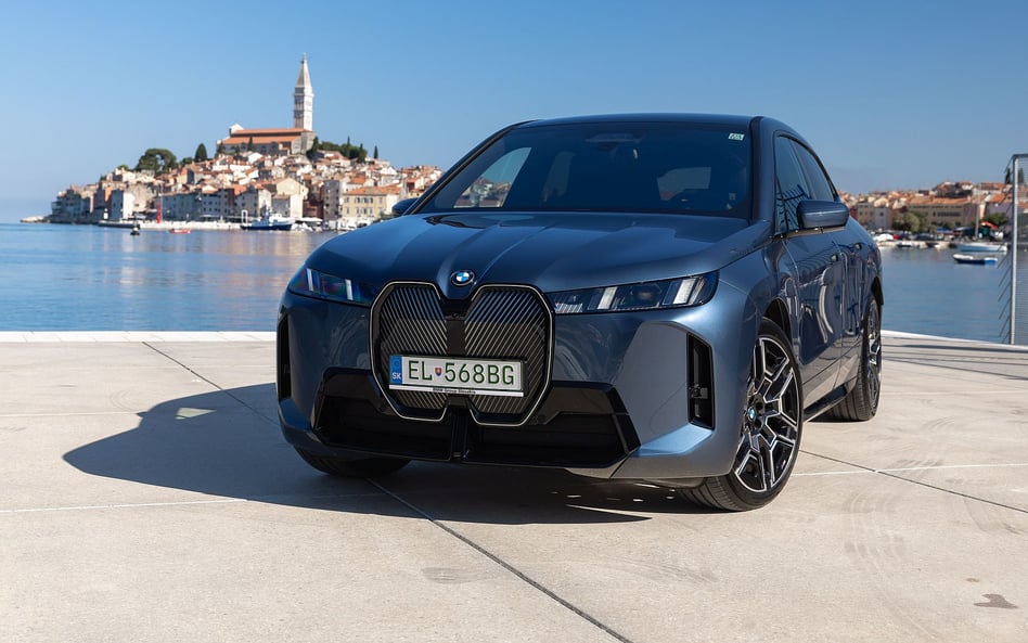Po czterech latach BMW iX przeszedł modernizację