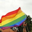 Tęczowa flaga na pomniku Chrystusa w Warszawie. Premier Morawiecki: Nie pozwolę!