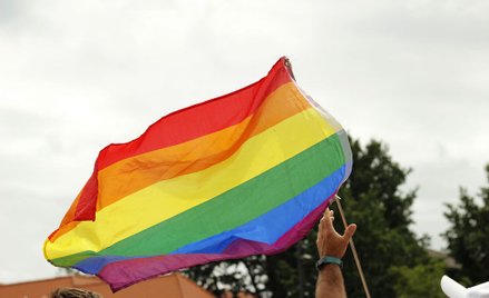Tęczowa flaga na pomniku Chrystusa w Warszawie. Premier Morawiecki: Nie pozwolę!