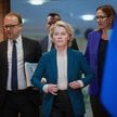 Przewodnicząca Komisji Europejskiej Ursula von der Leyen (w środku) i zastępca szefa jej gabinetu Al