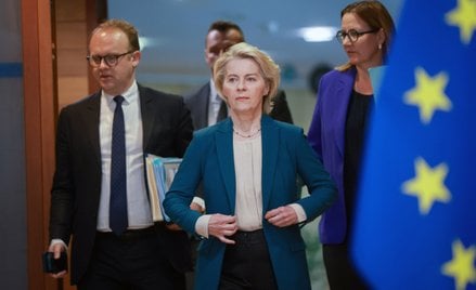 Przewodnicząca Komisji Europejskiej Ursula von der Leyen (w środku) i zastępca szefa jej gabinetu Al