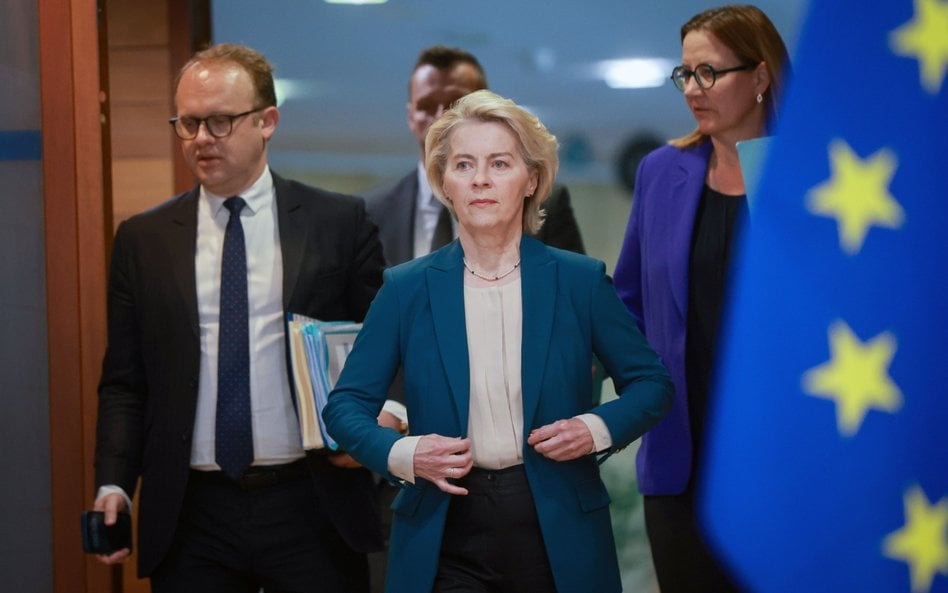 Przewodnicząca Komisji Europejskiej Ursula von der Leyen (w środku) i zastępca szefa jej gabinetu Al