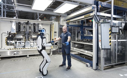 Humanoidalny robot AEON wyprodukowany przez Hexagon, który rozpoczyna pracę w fabryce BMW w Lipsku.