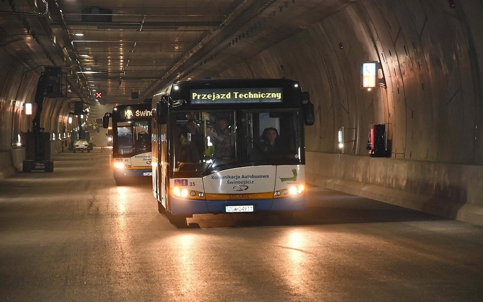 Pierwsze przejazdy techniczne w tunelu w Świnoujściu