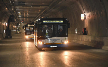 Pierwsze przejazdy techniczne w tunelu w Świnoujściu