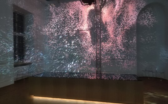 Wizualna instalacja odwołuje się do teorii Wielkiego Wybuchu