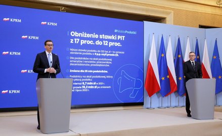 Premier Mateusz Morawiecki i wiceminister finansów Artur Soboń podczas konferencji prasowej