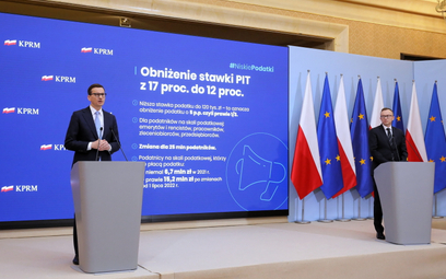 Premier Mateusz Morawiecki i wiceminister finansów Artur Soboń podczas konferencji prasowej