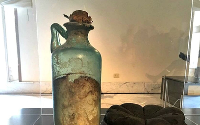 W butelce z Muzeum Archeologicznego w Neapolu odkryto oliwę z 79 r. n.e.