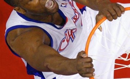 29-letni Brand dotychczas grał w Chicago Bulls (1999 – 2001) i Los Angeles Clippers (2001 – 2008)