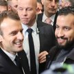 Alexandre Benalla (z prawej) należał do kręgu zaufanych Emmanuela Macrona