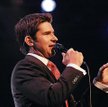 Matt Dusk przypomina Franka Sinatrę tembrem głosu i bezpośrednim zachowaniem na scenie