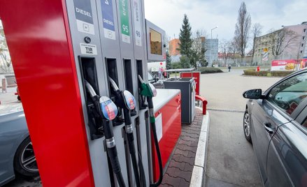 Nowe przepisy obniżają VAT i akcyzę na paliwa oraz wprowadzają maksymalne ceny detaliczne