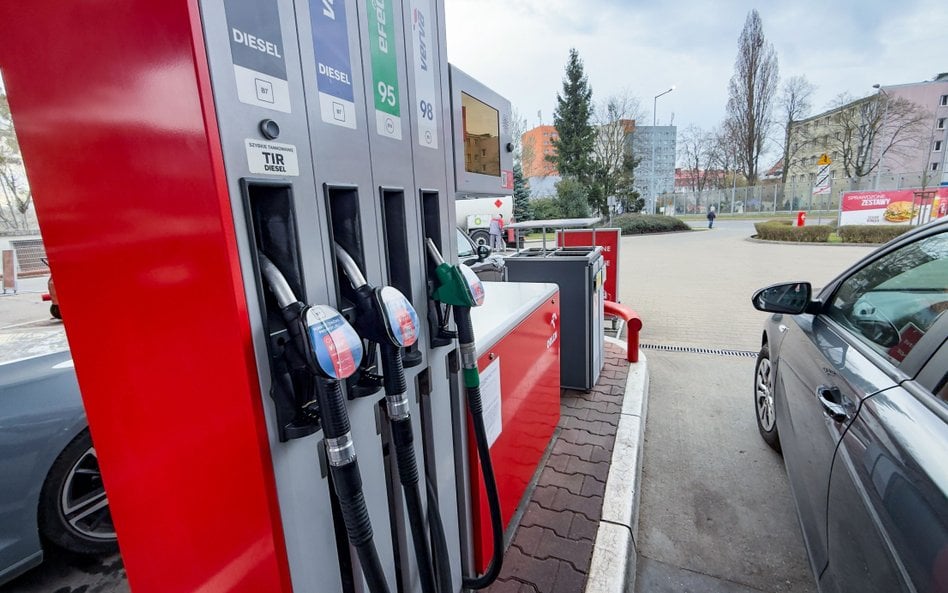 Nowe przepisy obniżają VAT i akcyzę na paliwa oraz wprowadzają maksymalne ceny detaliczne