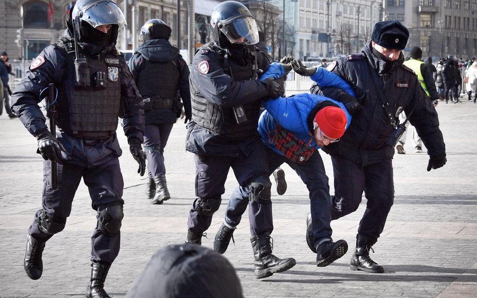 Policja aresztuje protestujących przeciw wojnie w pobliżu Kremla