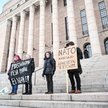 Nieliczny protest przeciwko wejściu Finlandii do NATO przed budynkiem parlamentu w Helsinkach, 1 mar