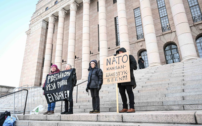 Nieliczny protest przeciwko wejściu Finlandii do NATO przed budynkiem parlamentu w Helsinkach, 1 mar