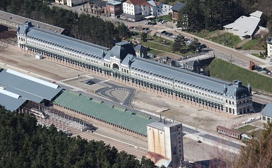 Hala główna dworca Canfranc po remoncie.