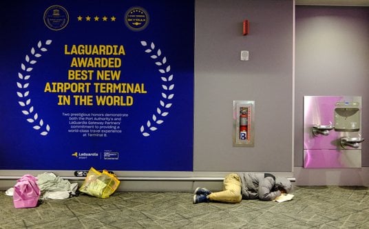Mężczyzna śpi na ziemi w Terminalu B lotniska LaGuardia w dzielnicy Queens w Nowym Jorku, 41. dnia z