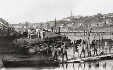 Grodno, 1920. Zniszczony most nad Niemnem, w tle drewniany most zbudowany przez polskich saperów
