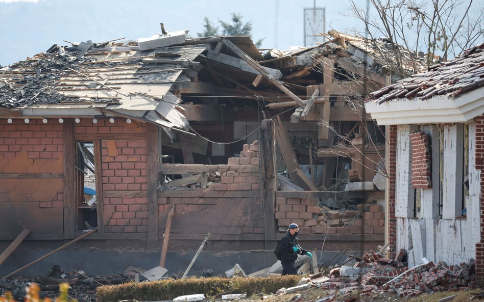 Skutki uderzeń południowokoreańskich bomb w wioskę w rejonie miasta Pocheon