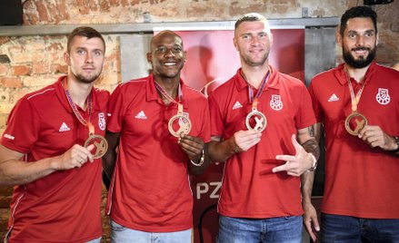 Brązowi medaliści mistrzostw świata koszykarzy 3x3. Od lewej: Przemysław Zamojski, Michael Hicks, Ma