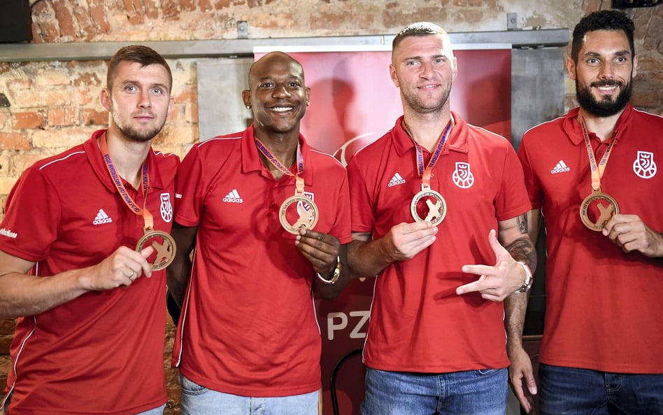 Brązowi medaliści mistrzostw świata koszykarzy 3x3. Od lewej: Przemysław Zamojski, Michael Hicks, Ma