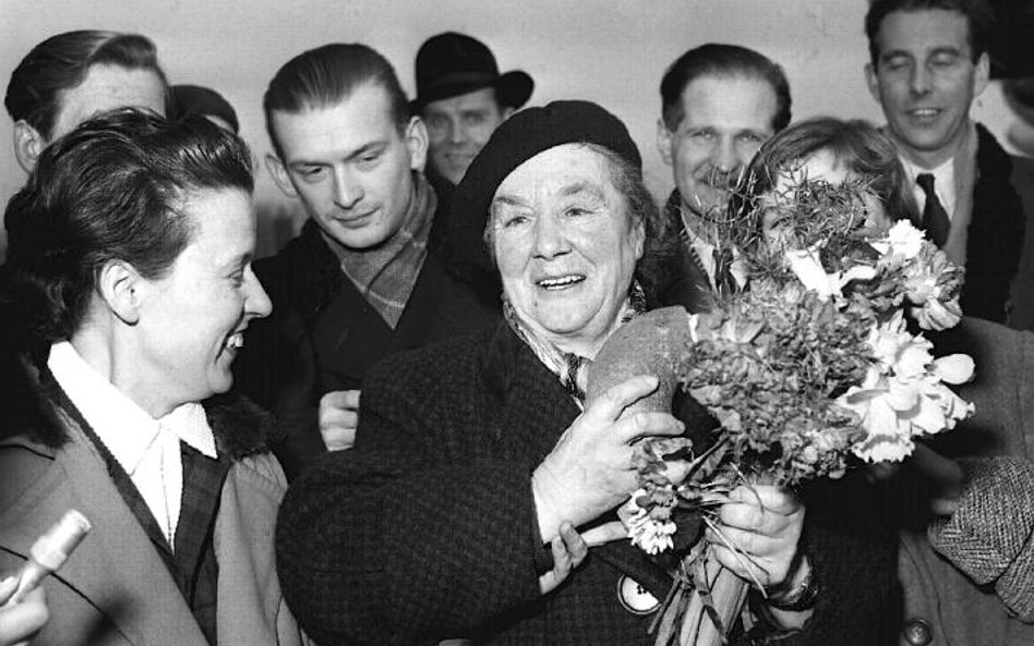 W 1957 r. Zofia Kossak-Szczucka powróciła do Polski z emigracji. Entuzjazm Polaków towarzyszący jej 