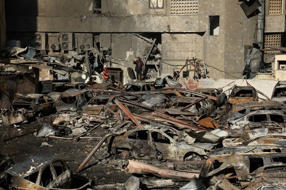 Wraki samochodów, które spłonęły podczas izraelskiego bombardowania Bejrutu