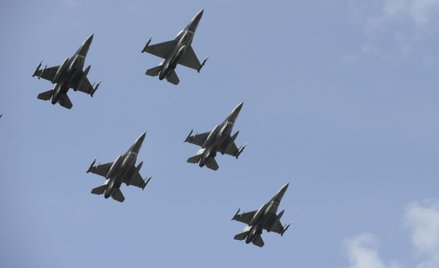 Samoloty wielozadaniowe Lockheed Martin F-16 C/D "Jastrząb" z 2. Skrzydła Lotnictwa Taktycznego na d