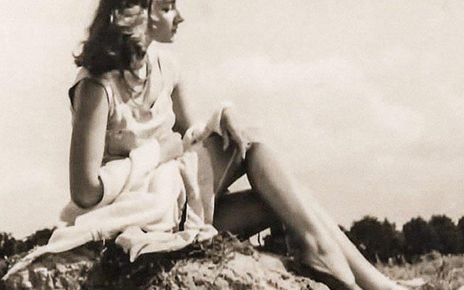 Halina Poświatowska (1935–1967) z powodu ciężkiej wady serca żyła głównie w szpitalach i sanatoriach