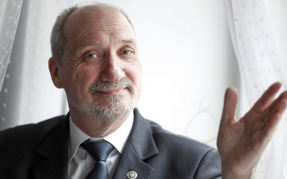 Macierewicz: Nie przejmujmy się tym, co suflują nam wrogowie