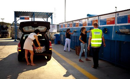 W Szwecji zaledwie 1 proc. śmieci jest składowanych na wysypiskach. 36 proc. poddaje się recyklingow