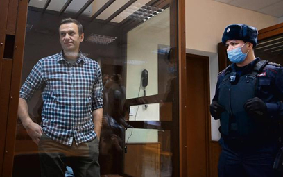 Aleksiej Nawalny w szklanej celi podczas rozprawy w sądzie rejonowym w Moskwie, 20 lutego 2021 r. Od