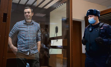 Aleksiej Nawalny w szklanej celi podczas rozprawy w sądzie rejonowym w Moskwie, 20 lutego 2021 r. Od
